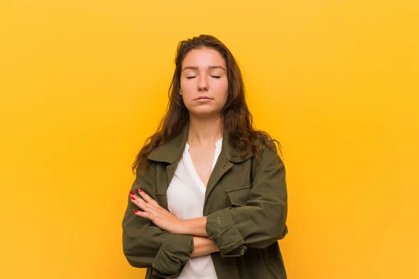 Jovem Mulher Europeia Isolada Sobre Fundo Amarelo Cansado Uma Tarefa — Fotografia de Stock