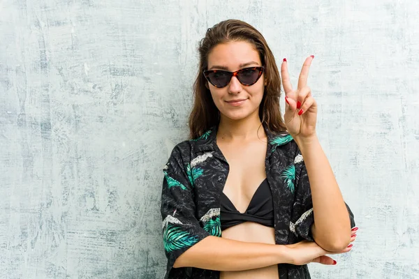 Bikini Giyen Genç Avrupalı Kadın Iki Numarayı Parmaklarıyla Gösteriyor — Stok fotoğraf