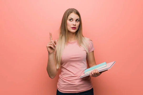 Joven Chica Rusa Bonita Que Tiene Una Gran Idea Concepto —  Fotos de Stock