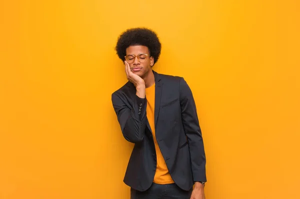 Jovem Empresário Afro Americano Homem Sobre Uma Parede Laranja Cansado — Fotografia de Stock