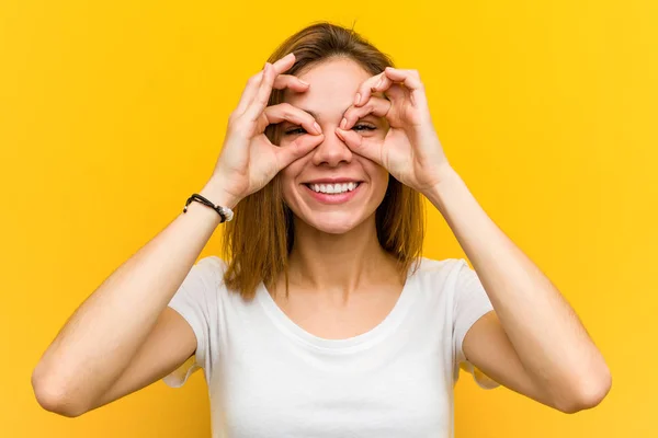 Joven Mujer Caucásica Natural Mostrando Signo Aceptable Sobre Sus Ojos — Foto de Stock