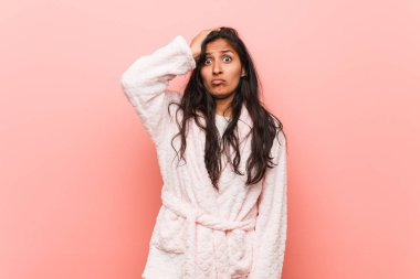 Pijama giyen genç Hintli kadın şoka uğruyor. Önemli bir buluşmayı hatırladı..