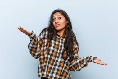 Genç, havalı Hintli kadın iki seçenek arasından şüphe ediyor..