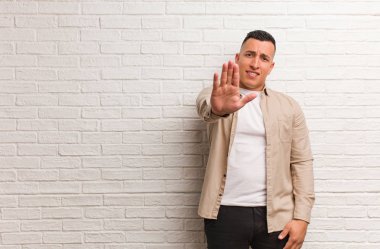 Genç Latin adam elini öne koydu.