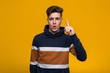 Kapüşonlu genç havalı bir adamın harika bir fikri var, yaratıcılık kavramı..