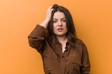 Genç kıvrımlı Rus kadın yorgun ve uykulu. Elini başının üstünde tutuyor..