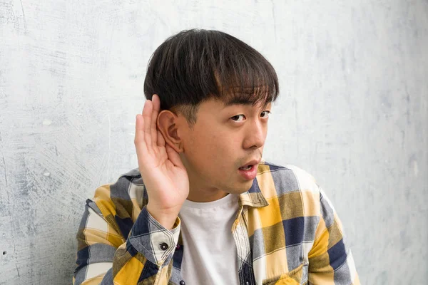 Ung Kinesisk Man Ansikte Närbild Försöka Lyssna Ett Skvaller — Stockfoto