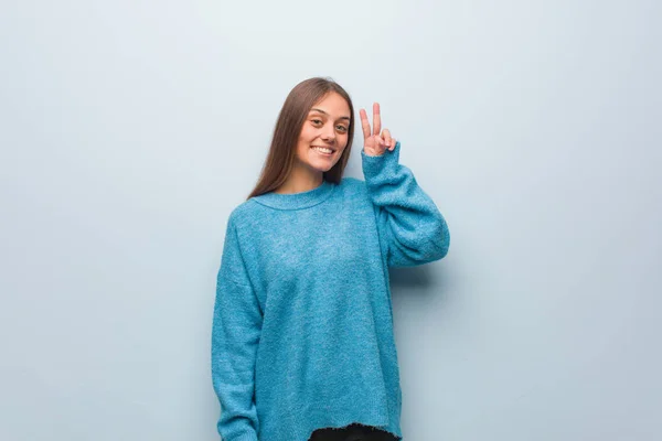 Jovem Mulher Bonita Vestindo Suéter Azul Divertido Feliz Fazendo Gesto — Fotografia de Stock