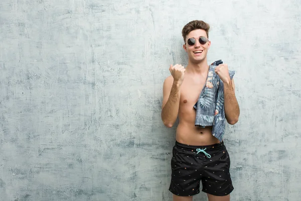 Junger Kaukasischer Mann Badeanzug Der Unbeschwert Und Aufgeregt Jubelt Siegerkonzept — Stockfoto