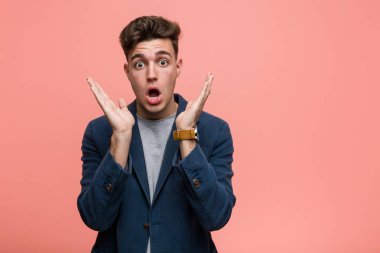 Genç iş adamı şaşırdı ve şok oldu..