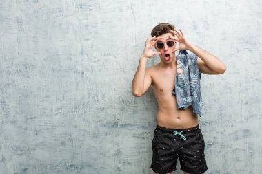 Mayo giyen genç, beyaz bir adam başarılı bir fırsat yakalamak için gözlerini açık tutuyor..