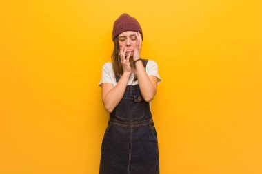 Genç hippi kadın umutsuz ve üzgün