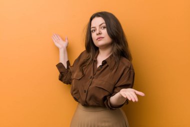 Genç kıvrımlı Rus kadın iki seçenek arasında kuşkulanıyor.