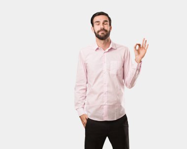 Yakışıklı delikanlı Yoga gerçekleştirme