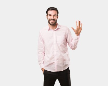Genç yakışıklı gösteren sayı beş adam