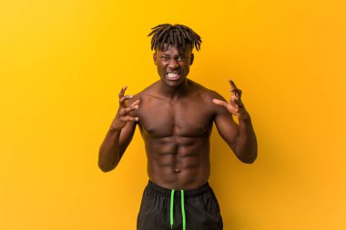 Mayolu genç siyah adam gergin ellerle bağırıyor..