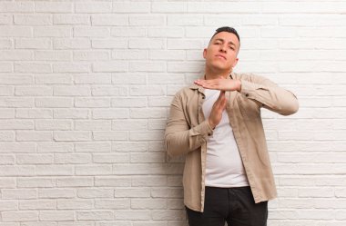 Genç Latin adam mola veriyor.