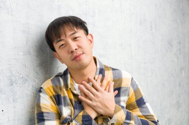 Genç Çinli adam romantik bir jest yapıyor.