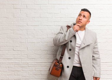 Genç Latin iş adamı kuşkulanıyor ve kafası karışık
