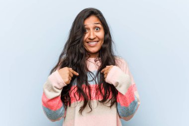 Genç moda Hindistanlı kadın kendini göstererek şaşırdı, geniş bir gülümsemeyle..