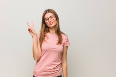 Genç Rus kızı zafer jesti yapıyor.