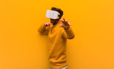 Sanal gerçeklik gözlüğü takan genç adam.