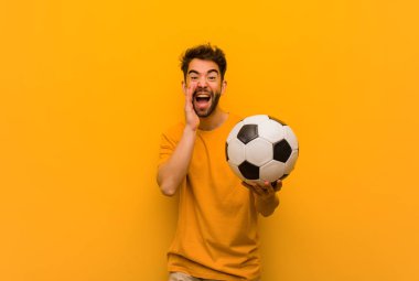 Genç futbolcu ön tarafa mutlu bir şey bağırıyor.