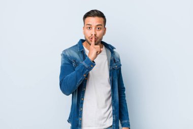 Genç yakışıklı filipinli adam bir sır tutmak veya sessizlik isteyen.