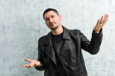 Genç rockçı iki seçenek arasından şüphe ediyor.