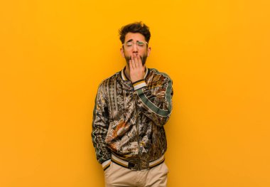 Genç havalı adam yorgun ve çok uykulu.