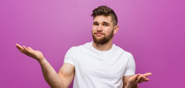 Genç, yakışıklı, beyaz bir adam iki seçenek arasından şüphe ediyor..