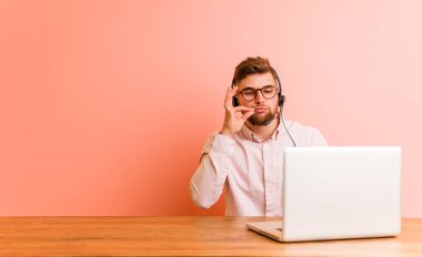 Çağrı merkezinde çalışan genç bir adam parmakları dudaklarında bir sır saklıyor..