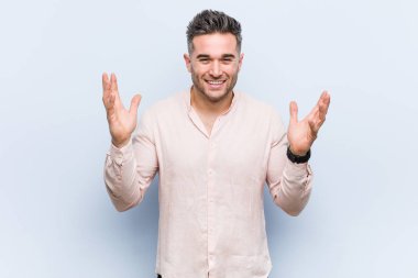 Genç yakışıklı havalı adam çok güler. Mutluluk kavramı.