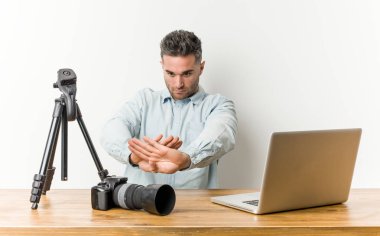 Genç yakışıklı fotoğrafçılık öğretmeni inkar jesti yapıyor.