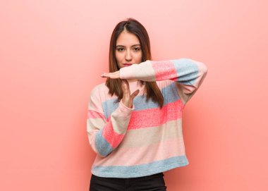 Genç sevimli kadının bir zaman aşımı jest yapması