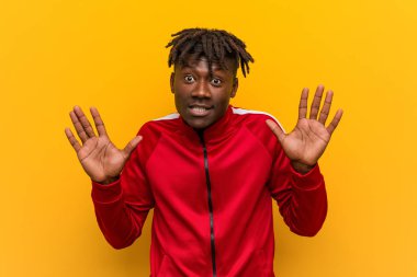 Genç fitness zencisi iğrenme hareketi yapan birini reddediyor..