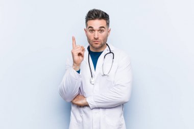 Genç, yakışıklı doktor adamın harika bir fikri var, yaratıcılık kavramı..