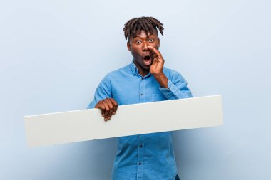 Genç Rasta siyahi adam pankart tutuyor ve heyecanla bağırıyor..