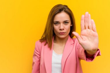 Moda sektöründe genç bir kadın elini uzatıp dur işareti göstererek seni engelliyor..