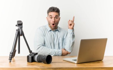 Genç ve yakışıklı fotoğrafçılık hocasının harika bir fikri var, yaratıcılık kavramı..