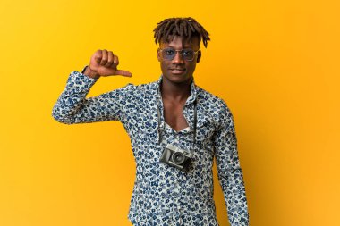 Tatil kıyafeti giyen genç siyah Rasta 'lı adam hoşlanmadığı bir jest yapıyor, kabul etmiyor. Anlaşmazlık konsepti.