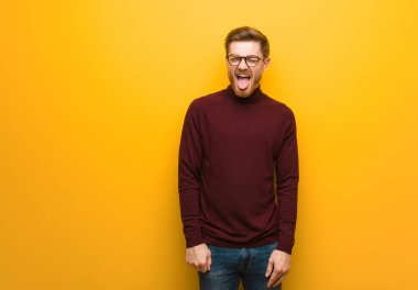 Genç akıllı adam komik ve arkadaş canlısı.