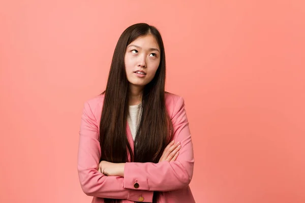 Young Business Chinese Woman Wearing Pink Suit Tired Repetitive Task — 스톡 사진