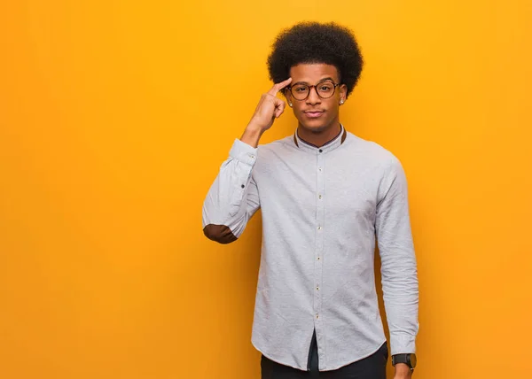 Joven Afroamericano Sobre Una Pared Naranja Pensando Una Idea — Foto de Stock