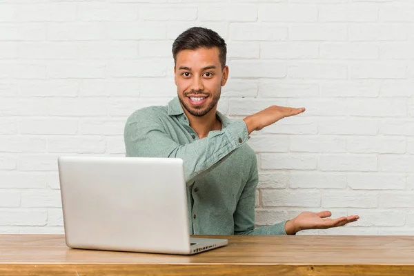 Jonge Filipino Man Zitten Werken Met Zijn Laptop Houden Iets — Stockfoto