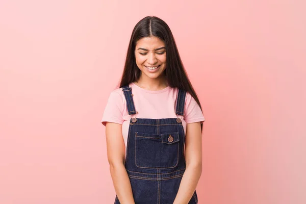 Jovem Mulher Árabe Bonita Vestindo Jeans Dungaree Fecha Olhos Sente — Fotografia de Stock