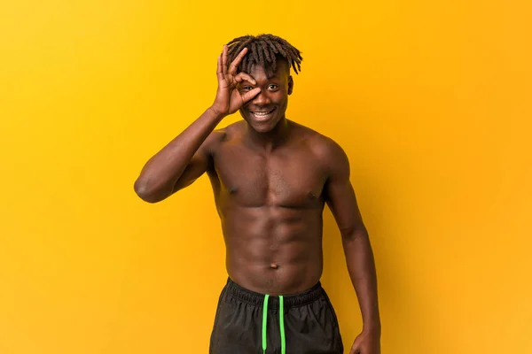Joven Negro Hombre Sin Camisa Usando Traje Baño Emocionado Mantener —  Fotos de Stock