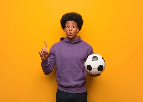 Joven Afroamericano Deportista Sosteniendo Una Pelota Fútbol Que Tiene Una — Foto de Stock