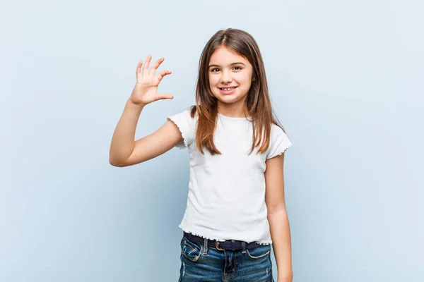 Menina Bonito Segurando Algo Pouco Com Dedos Indicador Sorrindo Confiante — Fotografia de Stock