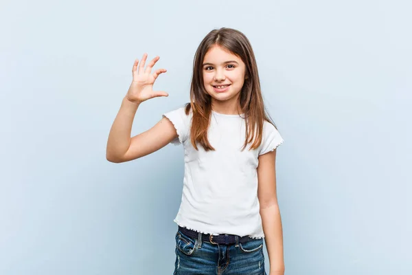 Schattig Meisje Dat Iets Weinig Vasthoudt Met Voor Wijs Glimlachend — Stockfoto